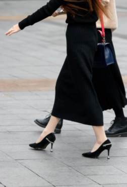 [街拍]一双双高跟女郎行走在街上[<font color=red>16P</font>]