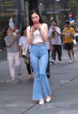 美女街拍：身材高挑的白嫩街拍美女，巧笑嫣然，肌肤白皙