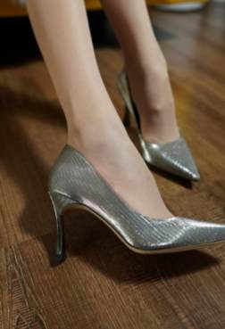 美女爱穿高跟鞋[<font color=red>58P</font>]
