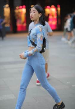 女生出门搭配细跟鞋