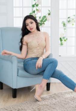 一双细跟鞋穿出迷人的气质