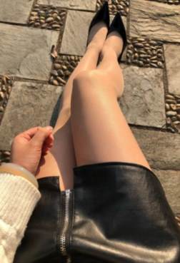 短裙黑高肉色袜，是羙女的标配了？[<font color=red>6P</font>]