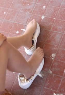 丝足小白鞋，校妹的丝袜是破洞了，看见了吗？