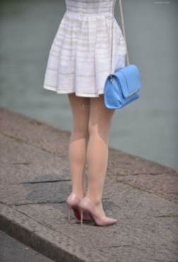 爱穿丝袜的小姐姐运气一定不会差[<font color=red>12P</font>]