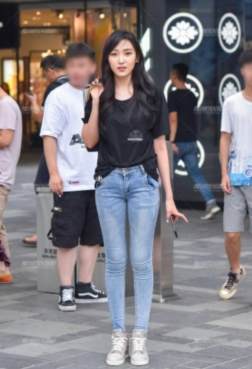 芝芝，职业装的好身材之美