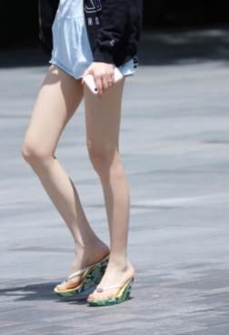 高跟鞋搭配包臀连衣裙