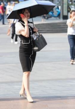 细跟鞋让美女大秀美腿[<font color=red>24P</font>]