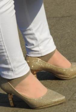 裙子搭配细跟鞋