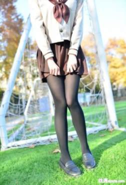 校妹校服黒丝食堂拍美腿19P[<font color=red>19P</font>]