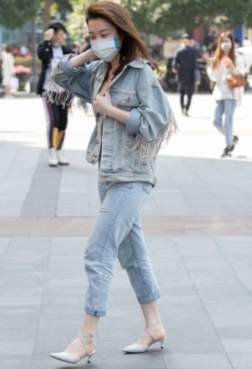 一身白色工作服的尖头细跟时尚搭