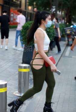 小女生穿上高跟鞋