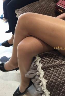正在聊天的小姐姐，丝袜高跟很迷人[<font color=red>17P</font>]