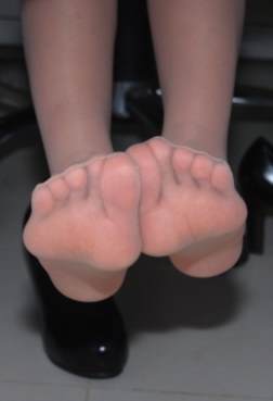 陪打游戏的丝袜小姐姐，怎么爱都不够多[<font color=red>13P</font>]