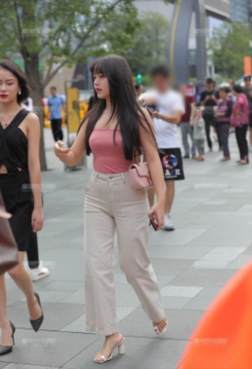 女人穿上高跟鞋