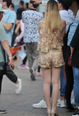 这是一个迷人的丝袜小姐姐[<font color=red>15P</font>]