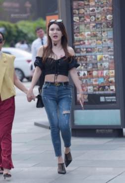 美女街拍：好靓丽的美女，看的人眼花缭乱，真是美艳