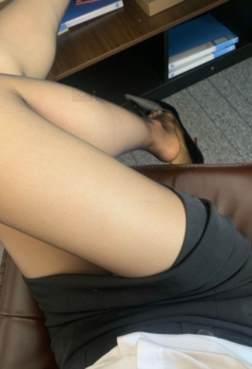 黑裙工作装闲时候秀一秀[<font color=red>4P</font>]