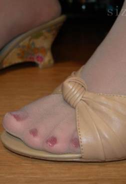 选自好丝穿在美脚上后.整个人都精神了[<font color=red>11P</font>]