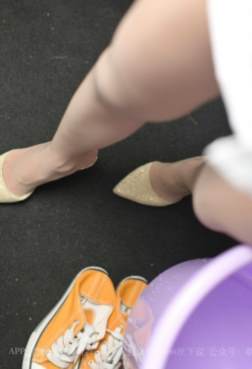 美女穿上高跟鞋[<font color=red>82P</font>]