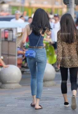 腿长出众更显迷人姿态