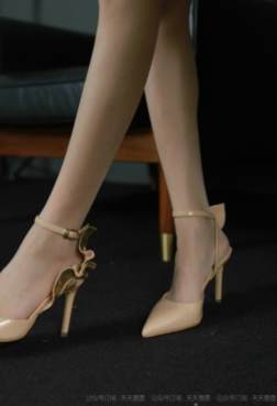 女生穿上高跟鞋[<font color=red>55P</font>]
