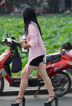 街拍：美女这身打扮太漂亮了，上身黑色的短衫露着的丰...[<font color=red>5P</font>]