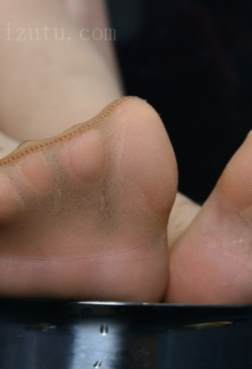 多大年纪了，还穿着丝袜玩水呢[<font color=red>28P</font>]