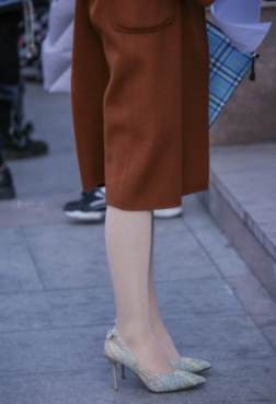 长款风衣遮不住肉丝高跟的丝丝凉意[<font color=red>14P</font>]