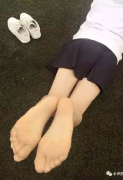 青春校园，学妹广场秀丝脚[<font color=red>9P</font>]