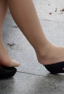 一双脚总是高跟里鼓捣啥呢[<font color=red>12P</font>]