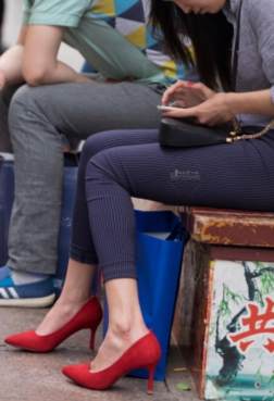 长发飘飘穿搭潮流的时尚一姐