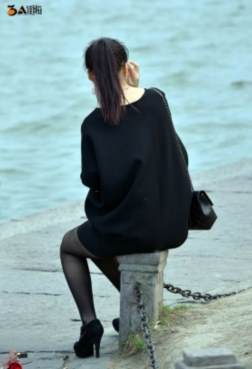 河边陪黒丝姐姐玩耍？6P[<font color=red>6P</font>]