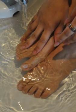 洗脚玩水 是不是童年又回来了[<font color=red>34P</font>]