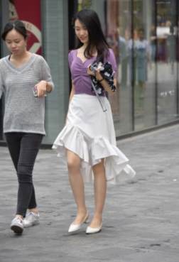 遇小姐姐同行，眼睛会不老实的[<font color=red>17P</font>]