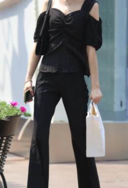 美女搭配高跟鞋