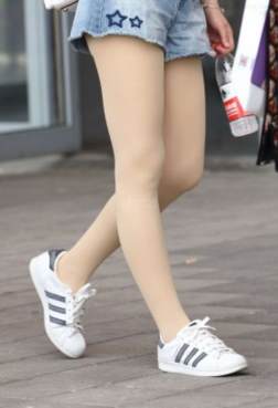 这么漂亮的小姐姐肉丝小白鞋，不看亏了[<font color=red>13P</font>]