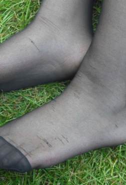 草地上的黑丝美足，美中不足有些勾丝[<font color=red>18P</font>]