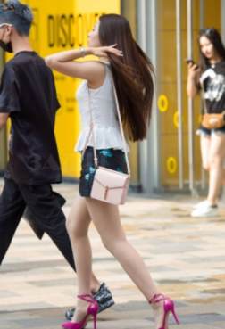 逛街的时尚红高细跟皮裙风采[<font color=red>15P</font>]