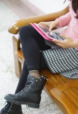 脱下短靴，漏出脚丫透透气[<font color=red>13P</font>]