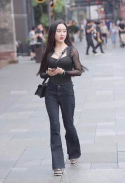 美女街拍：白嫩干净，打扮清新迷人，动人的姑娘