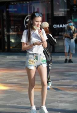 这双细跟鞋更显她的气质[<font color=red>22P</font>]