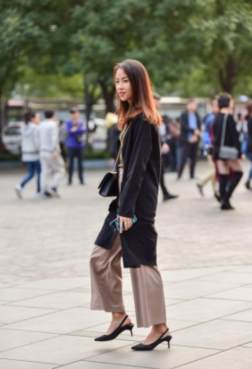 一身白色工作服的尖头细跟漂亮搭