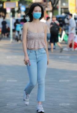 展示出美女优雅的姿态