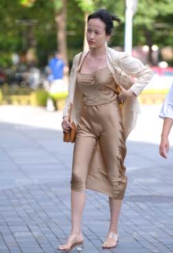 凸显美女独特高雅