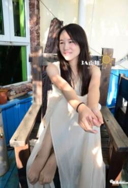 公园街拍丝腿，你的脚很美，让我摸一下呗！24P[<font color=red>24P</font>]