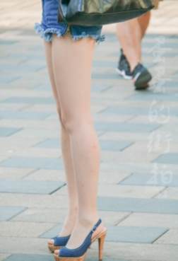 街拍如此丝袜美腿佳人相伴，还有什么不快乐[<font color=red>20P</font>]