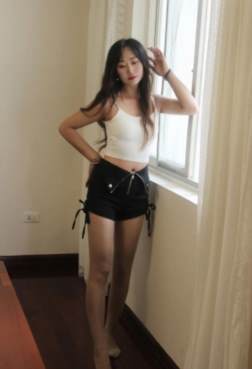 小短裤配丝袜，喜不喜欢[<font color=red>5P</font>]