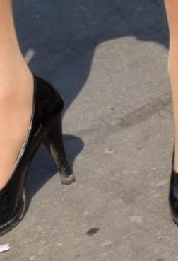 坐在自行车上笑的丝袜妹子依然傲娇..[<font color=red>6P</font>]