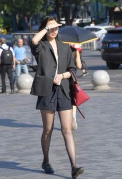 穿出美女的自信美！[<font color=red>25P</font>]