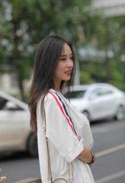 美女穿上细跟鞋搭配短裤[<font color=red>9P</font>]